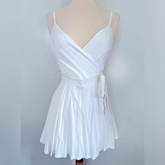 Urban Outfitters Kimchi Blue White Veruca Skirted Wrap Romper XS - Picture 3 of 12